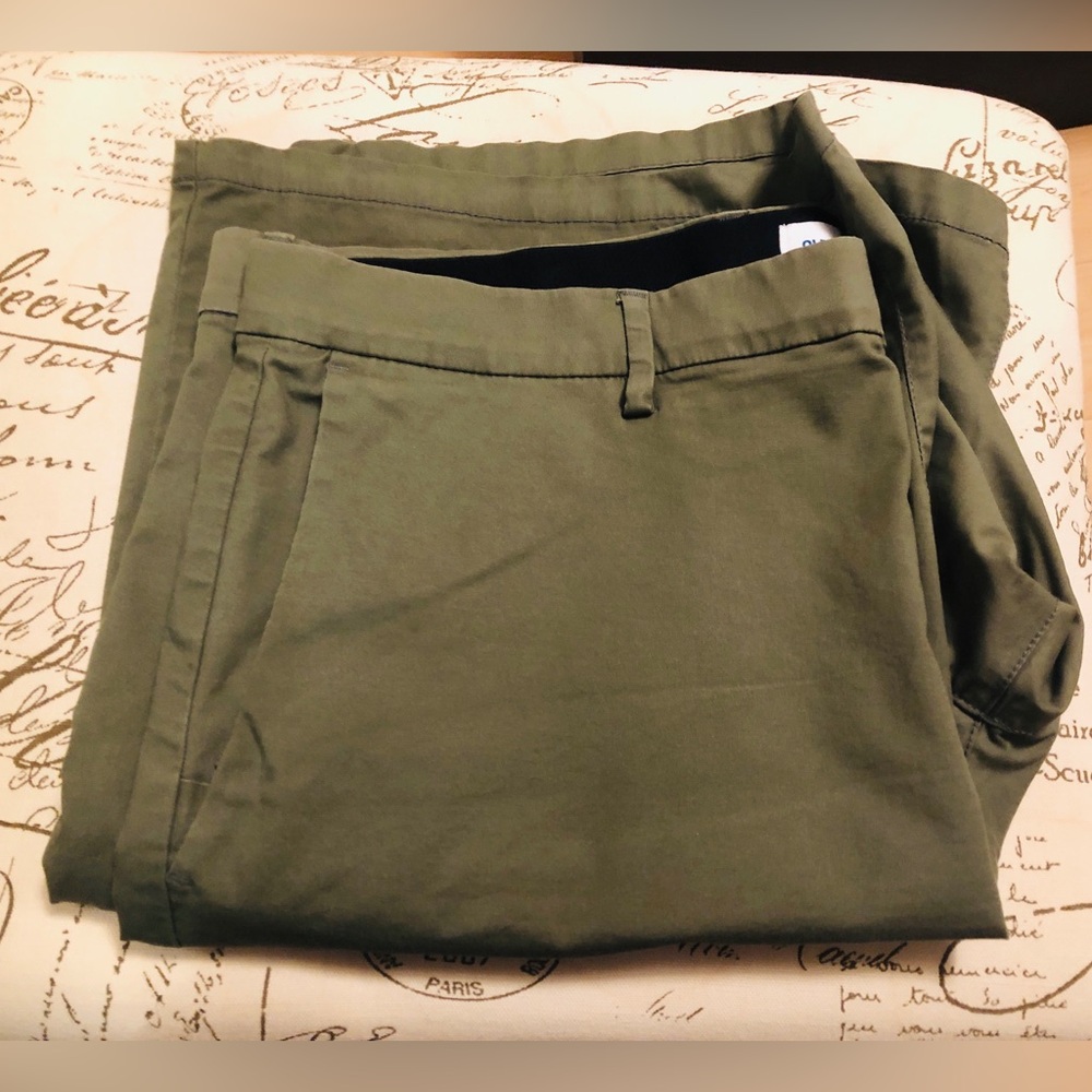 NWOT Old Navy Army Green Flat-Front Men’s Shorts